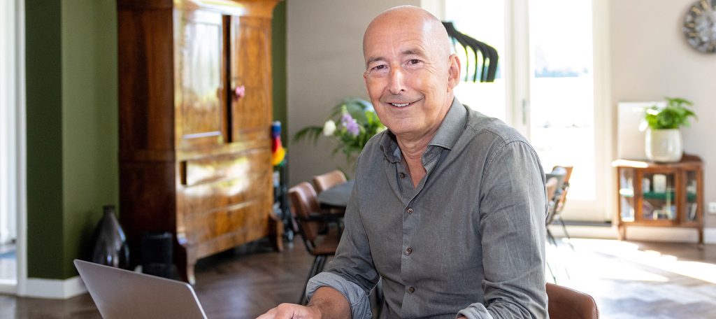 Ton Markink thuis aan de keukentafel